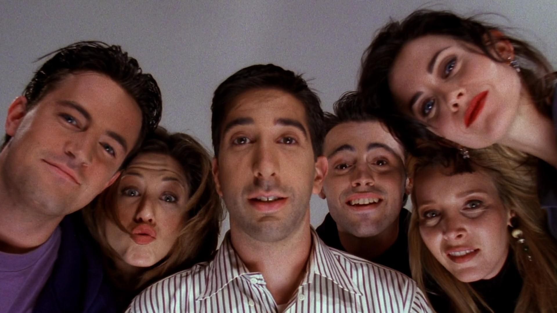 Friends - Friends Cast Looking At Ben , HD Wallpaper & Backgrounds