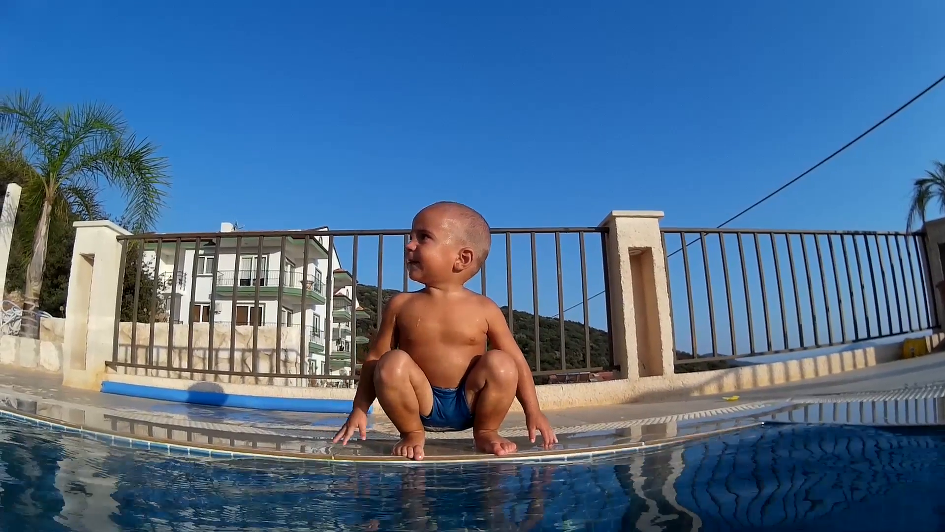 Skinhead Toddler Sits On The Edge Of The Swimming Pool - Swimming Pool , HD Wallpaper & Backgrounds