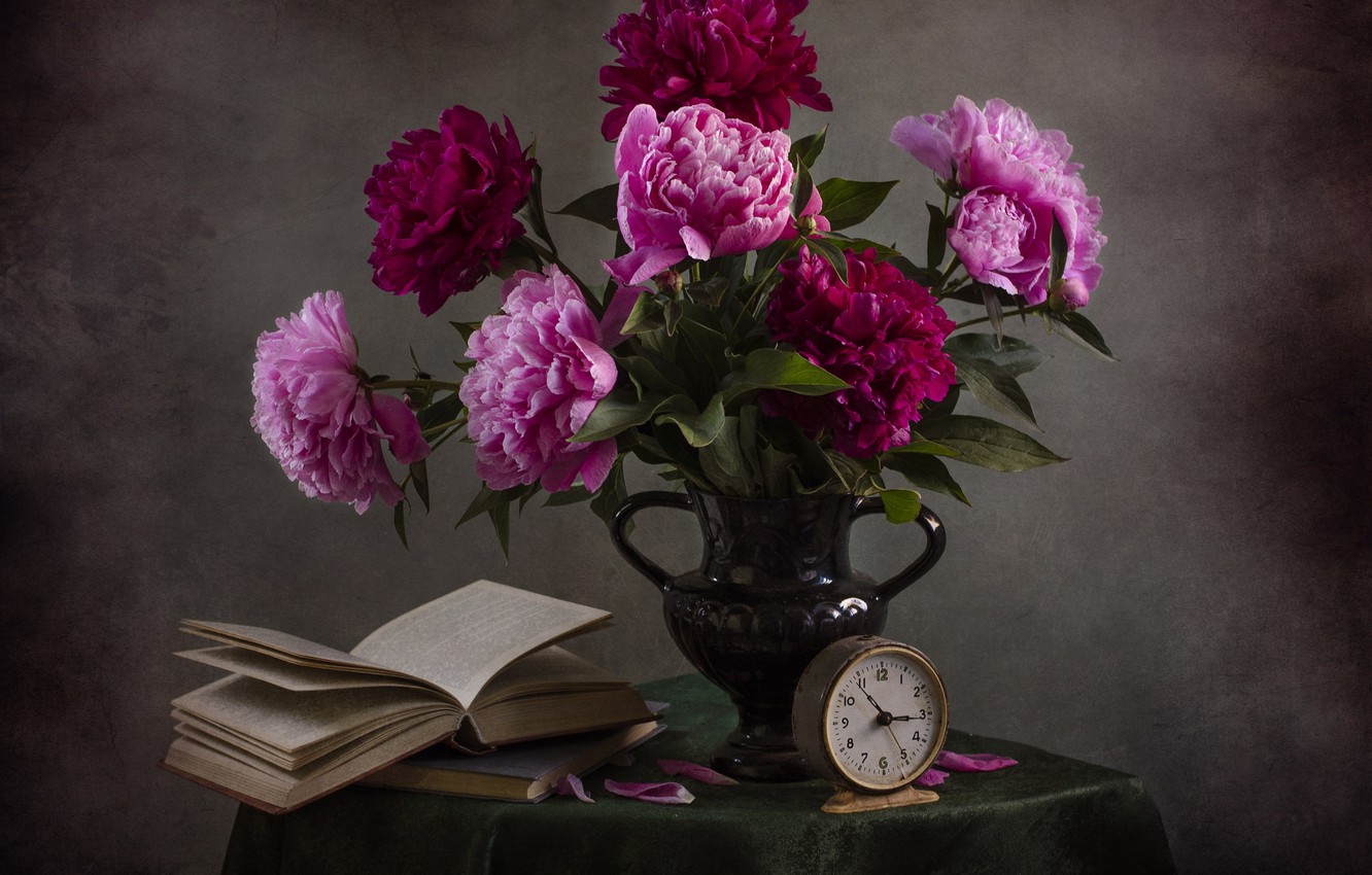 Photo Wallpaper Table, Books, Bouquet, Still Life, - Обои На Рабочий Стол Винтаж Пион , HD Wallpaper & Backgrounds