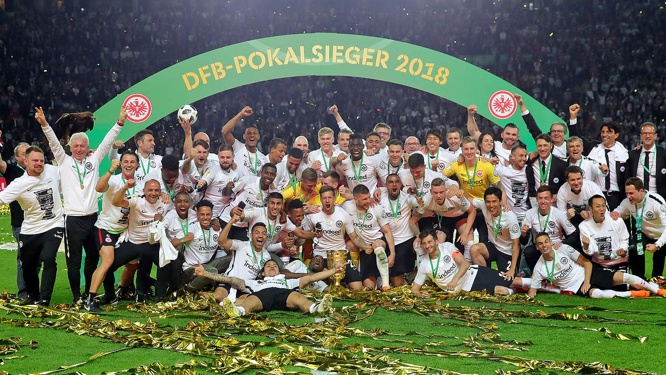 Eintracht Frankfurt Feiert Den Sieg Gegen Den Fc Bayern - Eintracht Frankfurt Dfb Pokal Sieger 2018 , HD Wallpaper & Backgrounds