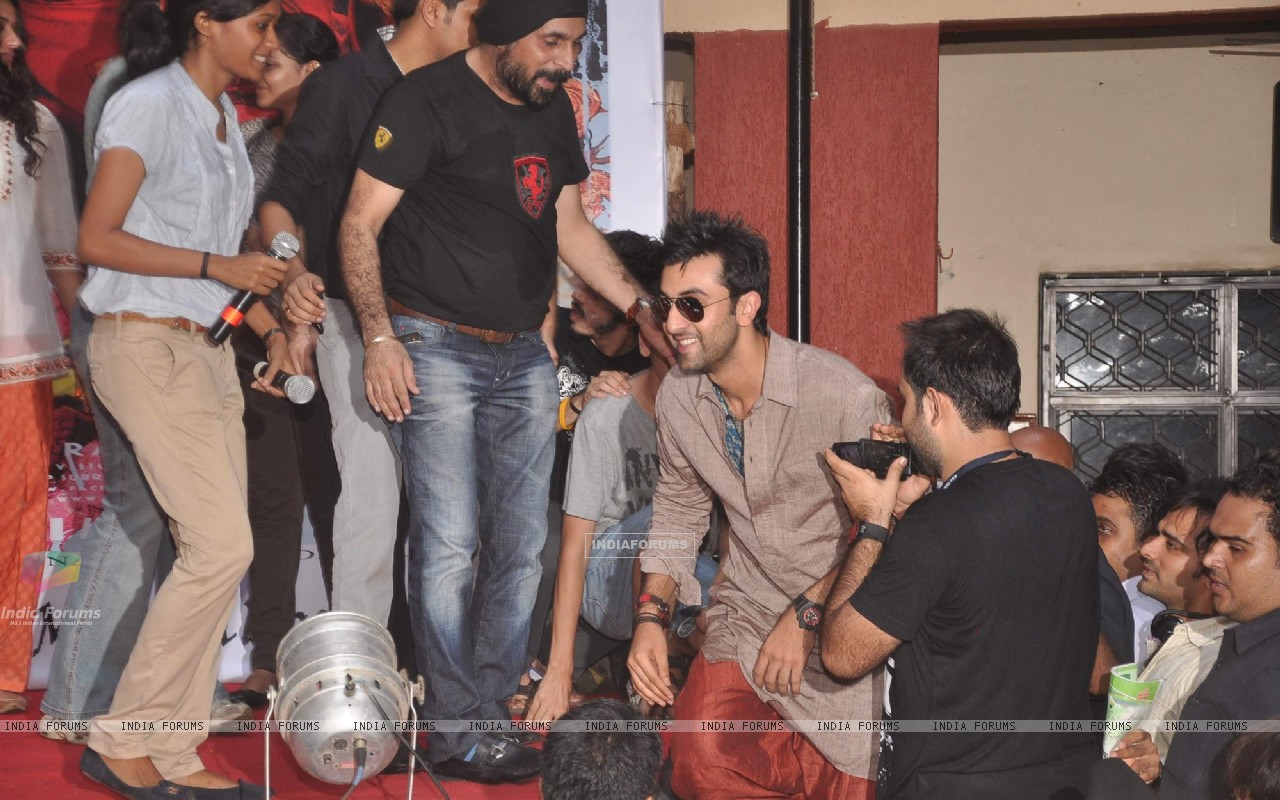 Ranbir Kapoor Promote 'rockstar' At Mmk College Size - Party , HD Wallpaper & Backgrounds