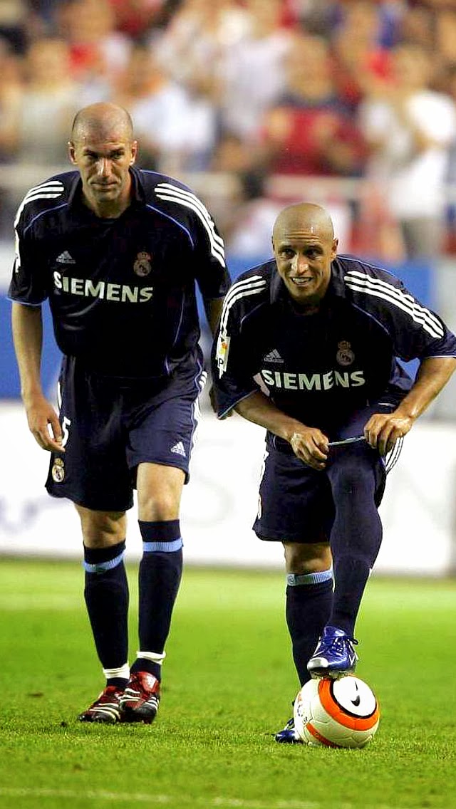 Zinedine Zidane X Roberto Carlos - Kick Up A Soccer Ball , HD Wallpaper & Backgrounds
