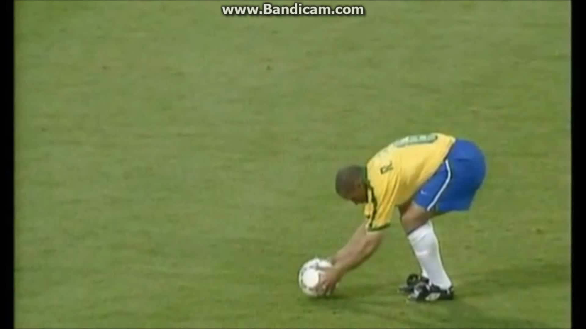 Against, Goal, Soccer, [soccer Video] Roberto Carlos - Gif Roberto Carlos Famous Free Kick , HD Wallpaper & Backgrounds