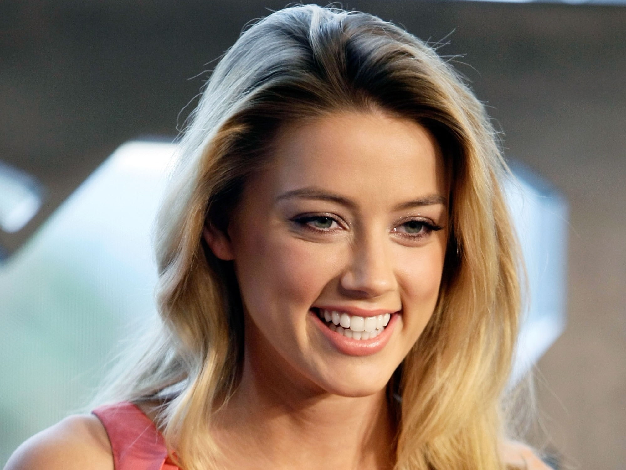 Amber Heard Smiling With Teeth , HD Wallpaper & Backgrounds