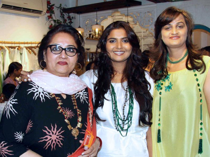 Store Owners Jyoti Mukhejee And Bhumika (r) Strike - Reena Roy Actress , HD Wallpaper & Backgrounds
