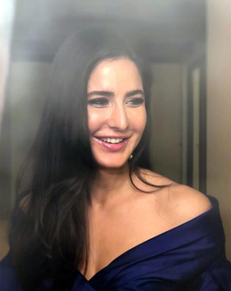 Katrina Kaif's Sexy Smile Will Make Your Day - Close Katrina Kaif Face , HD Wallpaper & Backgrounds
