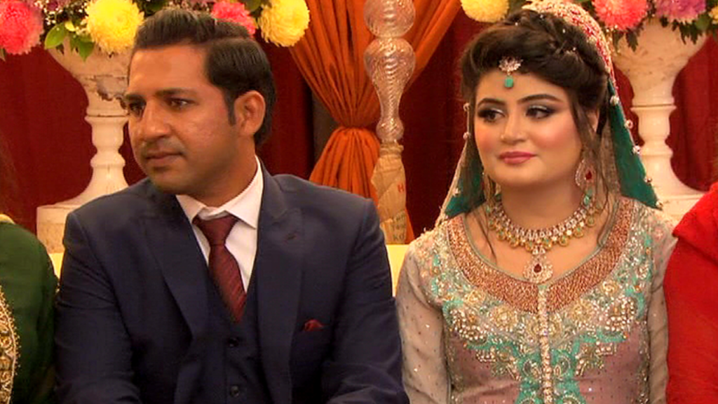 Sarfraz Ahmed With His Wife - Cricketer Mohammad Amir Wife , HD Wallpaper & Backgrounds