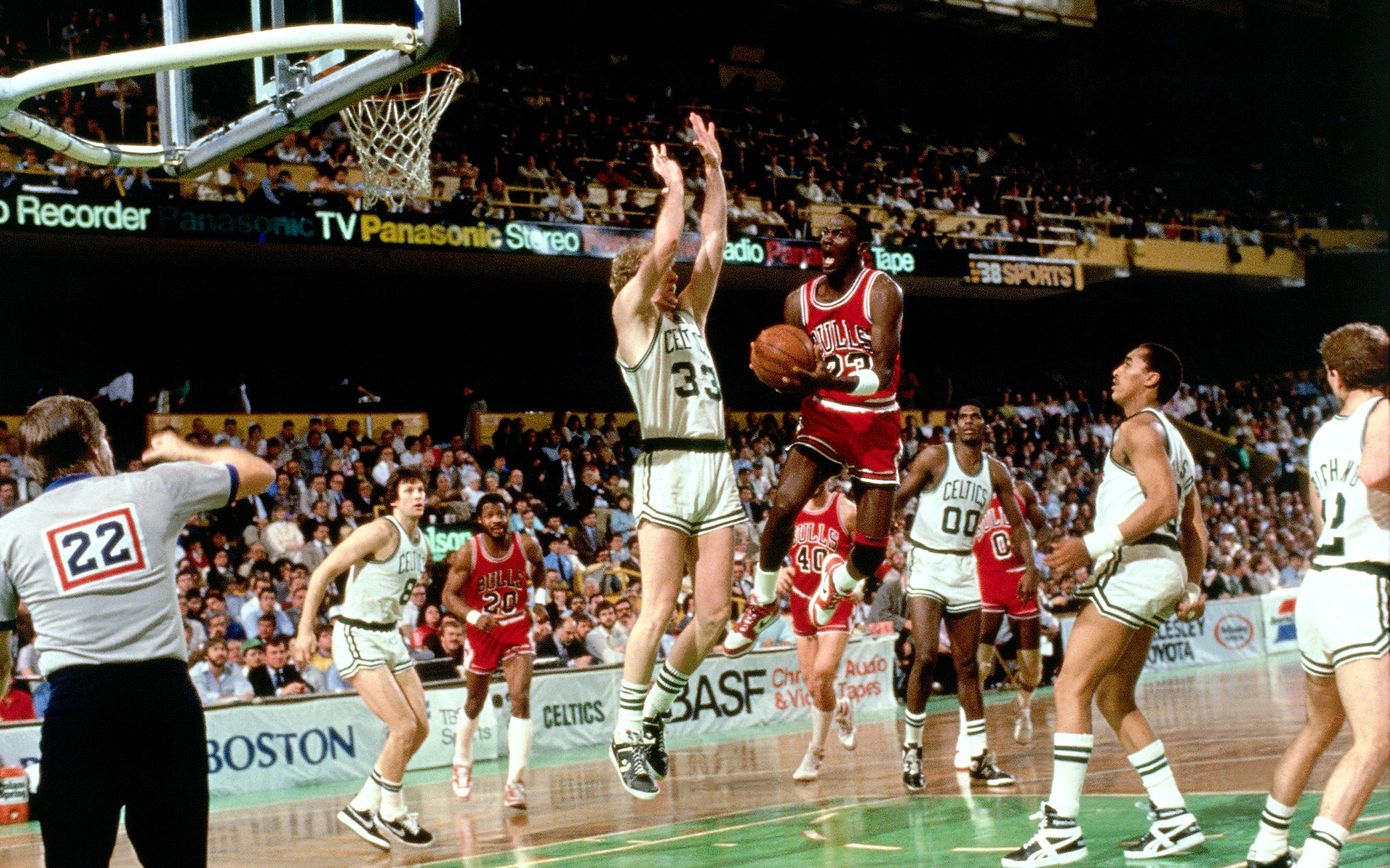 Michael Jordan 50 Greatest Moments - Michael Jordan Vs Celtics , HD Wallpaper & Backgrounds