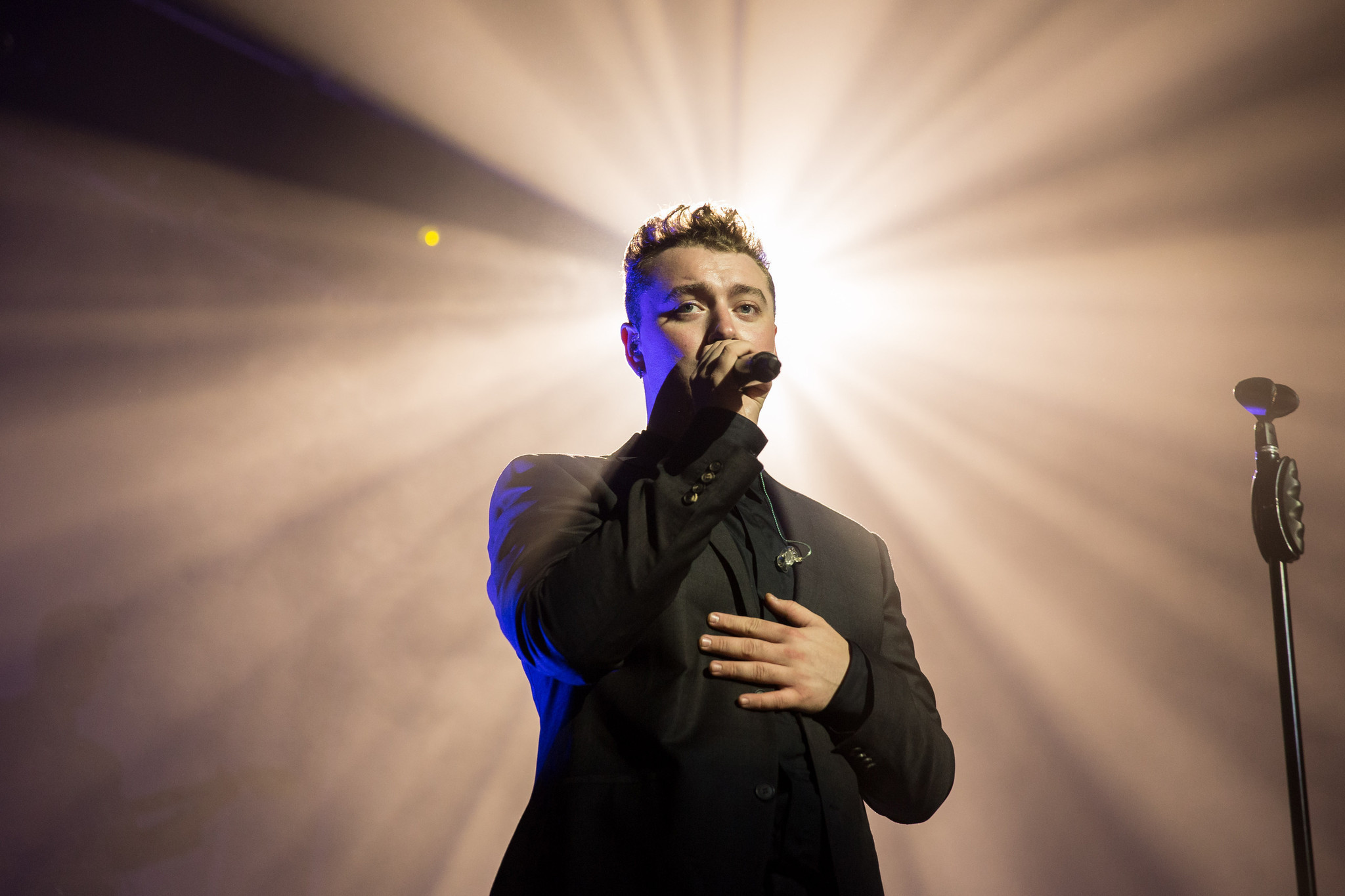 Sam Smith At The Riviera - Sam Smith Concerts , HD Wallpaper & Backgrounds
