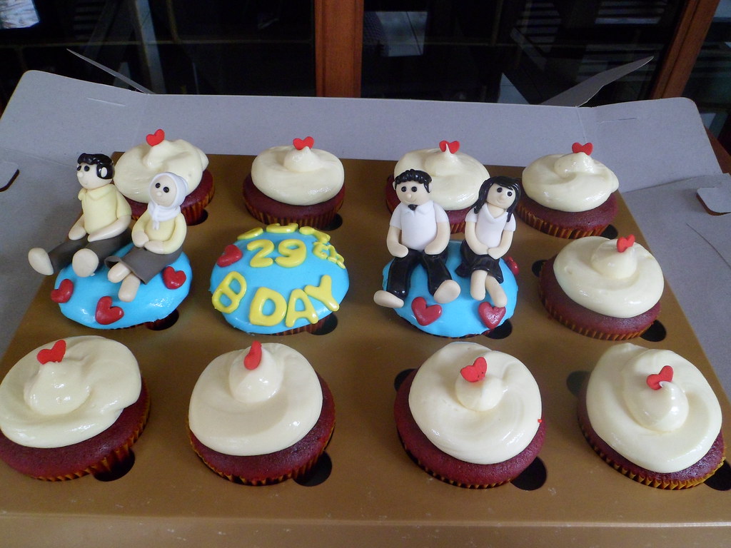 Cupcakes Ultah Variasi Dengan Red Velvet Cupcakes - Cupcake , HD Wallpaper & Backgrounds