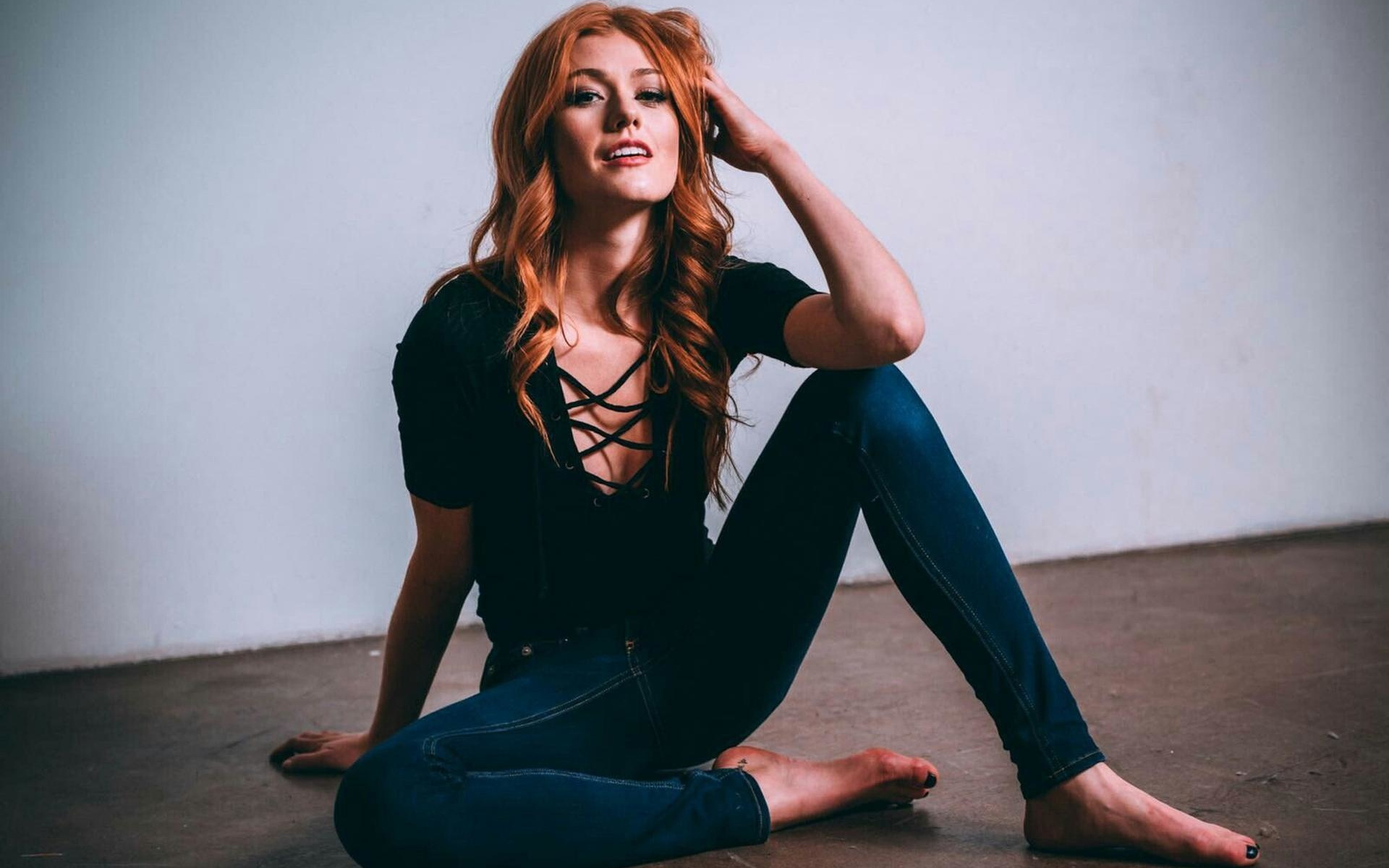 Wallpaper Red Head, Bare Feet, Beautiful, Katherine - Katherine Mcnamara Feet , HD Wallpaper & Backgrounds