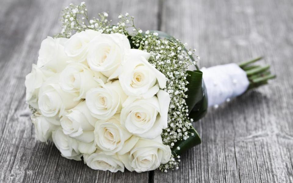 White Rose Hd Free Wallpapers Images - Flowers Bouquet Roses White , HD Wallpaper & Backgrounds
