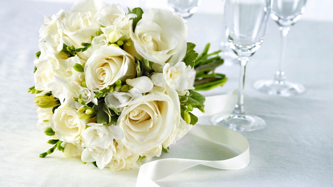 Bouquet White Rose Decoration - Wine Glass Flowers Hd , HD Wallpaper & Backgrounds