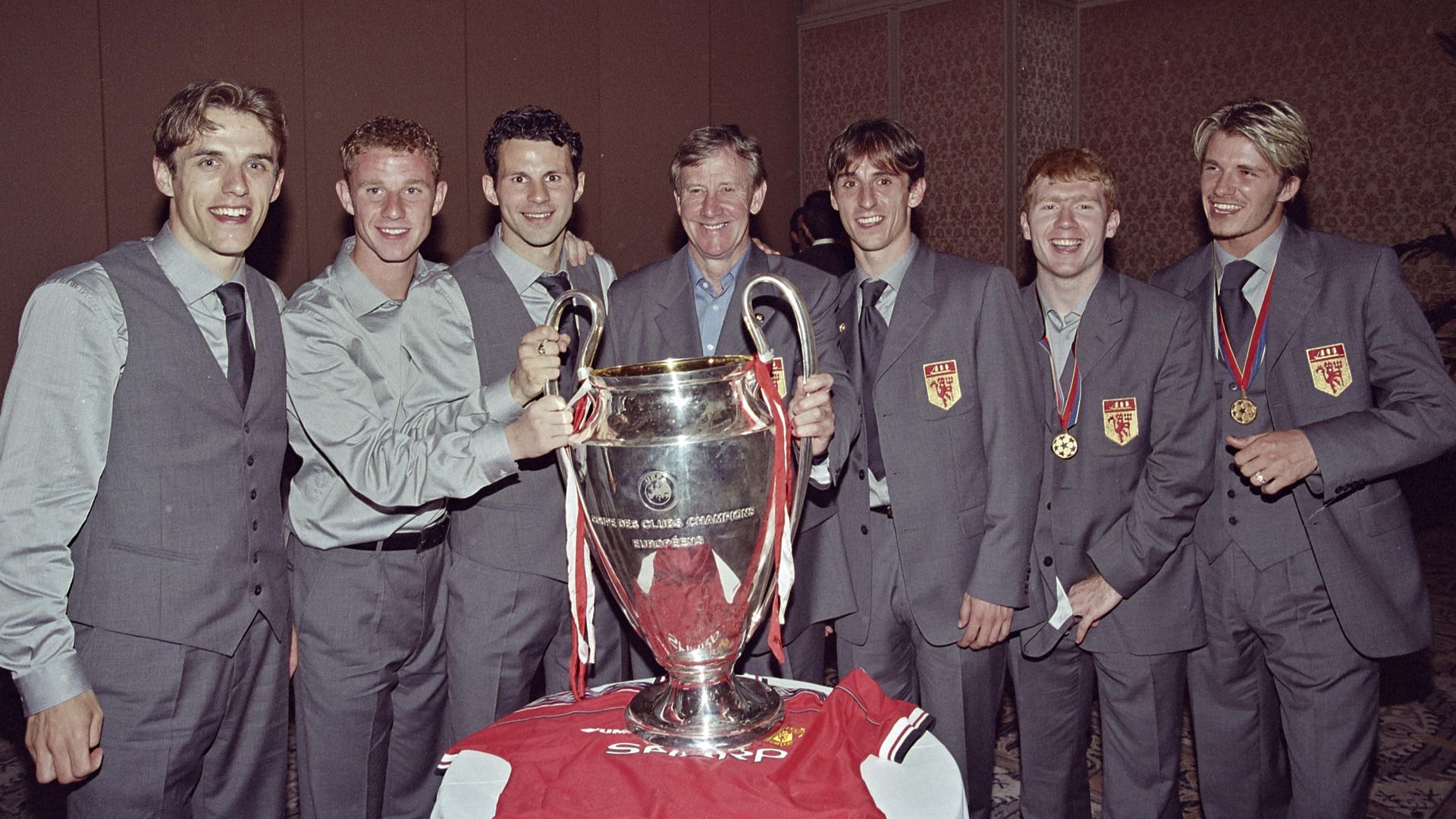 Sir Alex Ferguson Leads Tributes To Former Manchester - Class 92 Man Utd , HD Wallpaper & Backgrounds