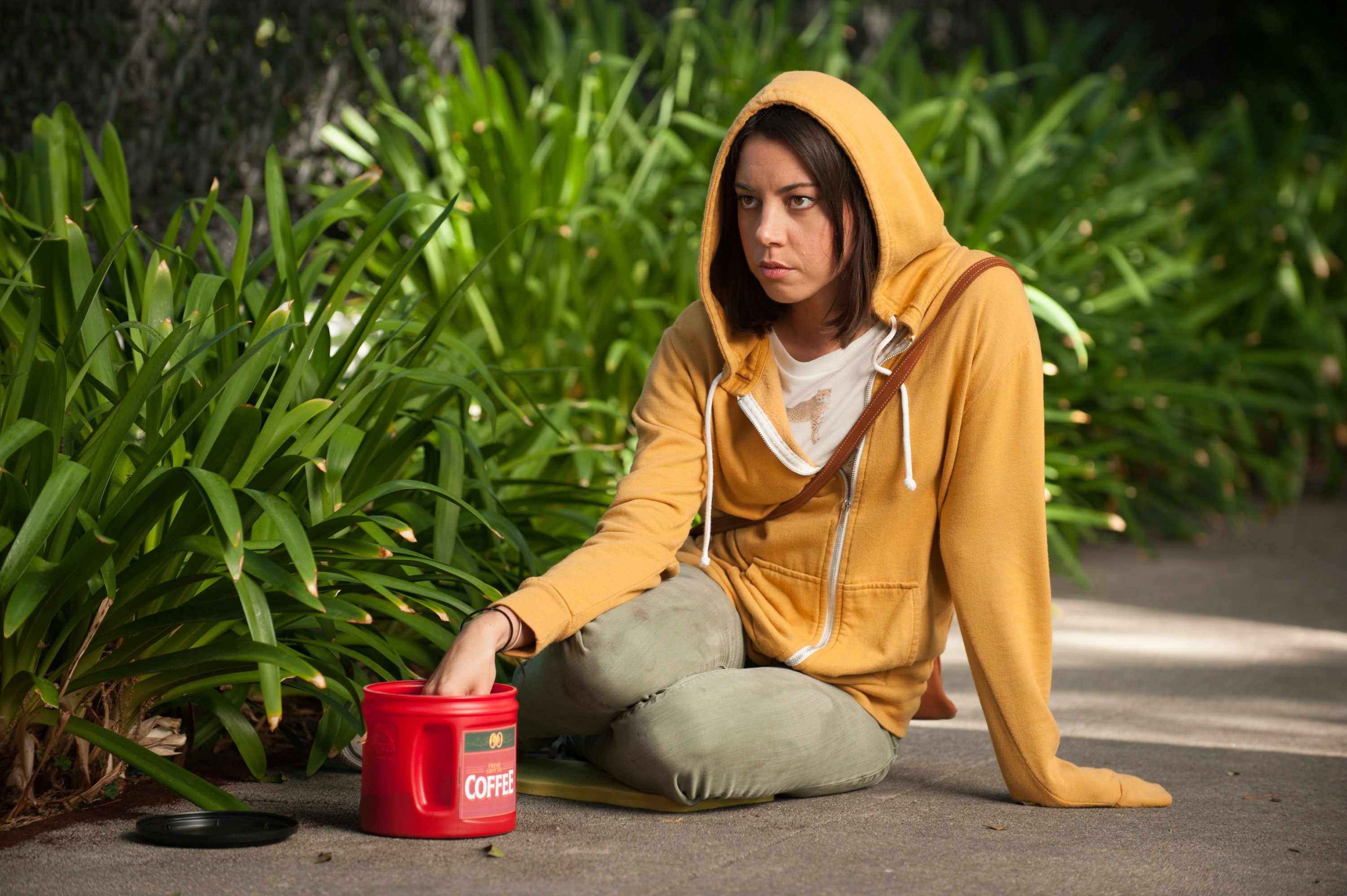 April Ludgate Yellow Sweater , HD Wallpaper & Backgrounds