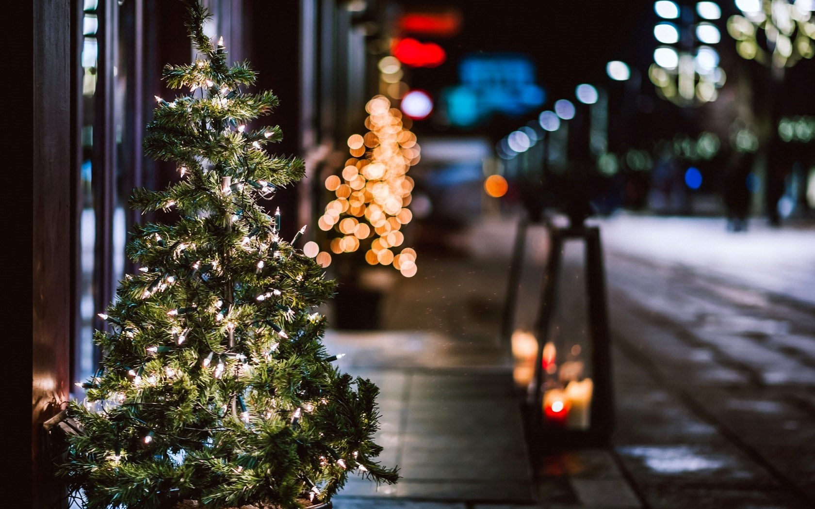 Christmas Tree Garland Lights City Street Night Winter - Christmas Tree Wallpaper Ipad , HD Wallpaper & Backgrounds