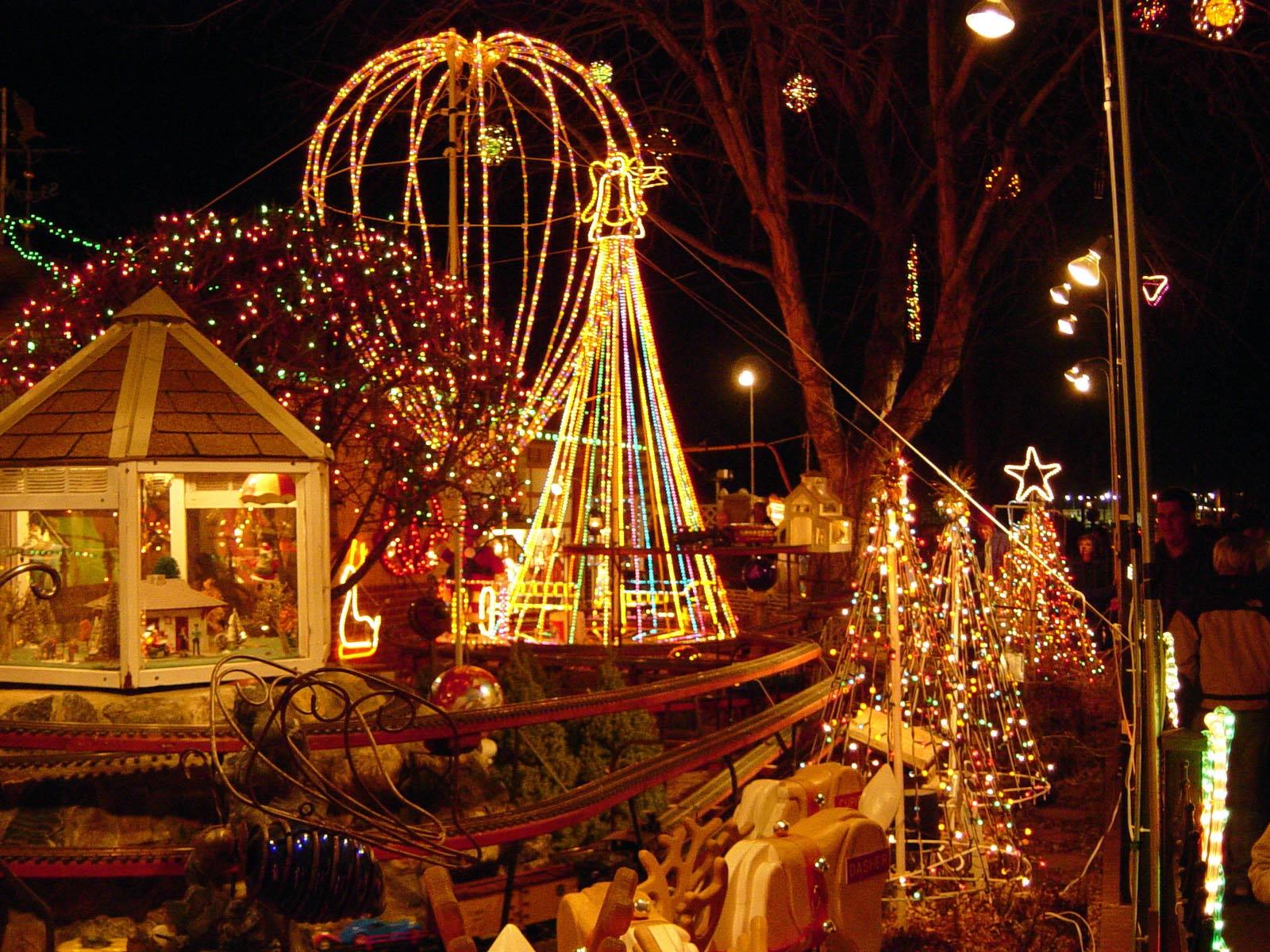 Beautiful Christmas Lights On Houses - Celebration Of Christmas , HD Wallpaper & Backgrounds
