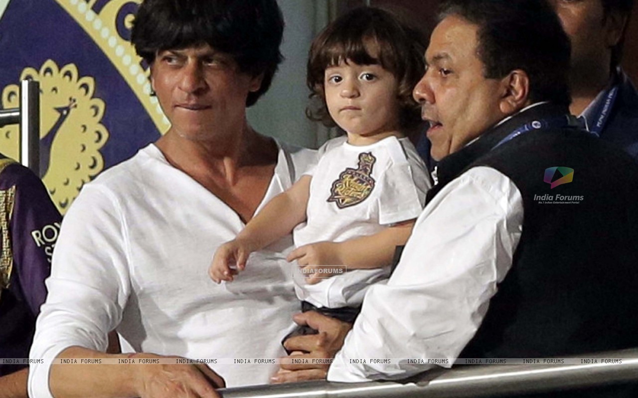 Shah Rukh Khan Snapped With Son Abram Copying His Dad - Shah Rukh Khan , HD Wallpaper & Backgrounds