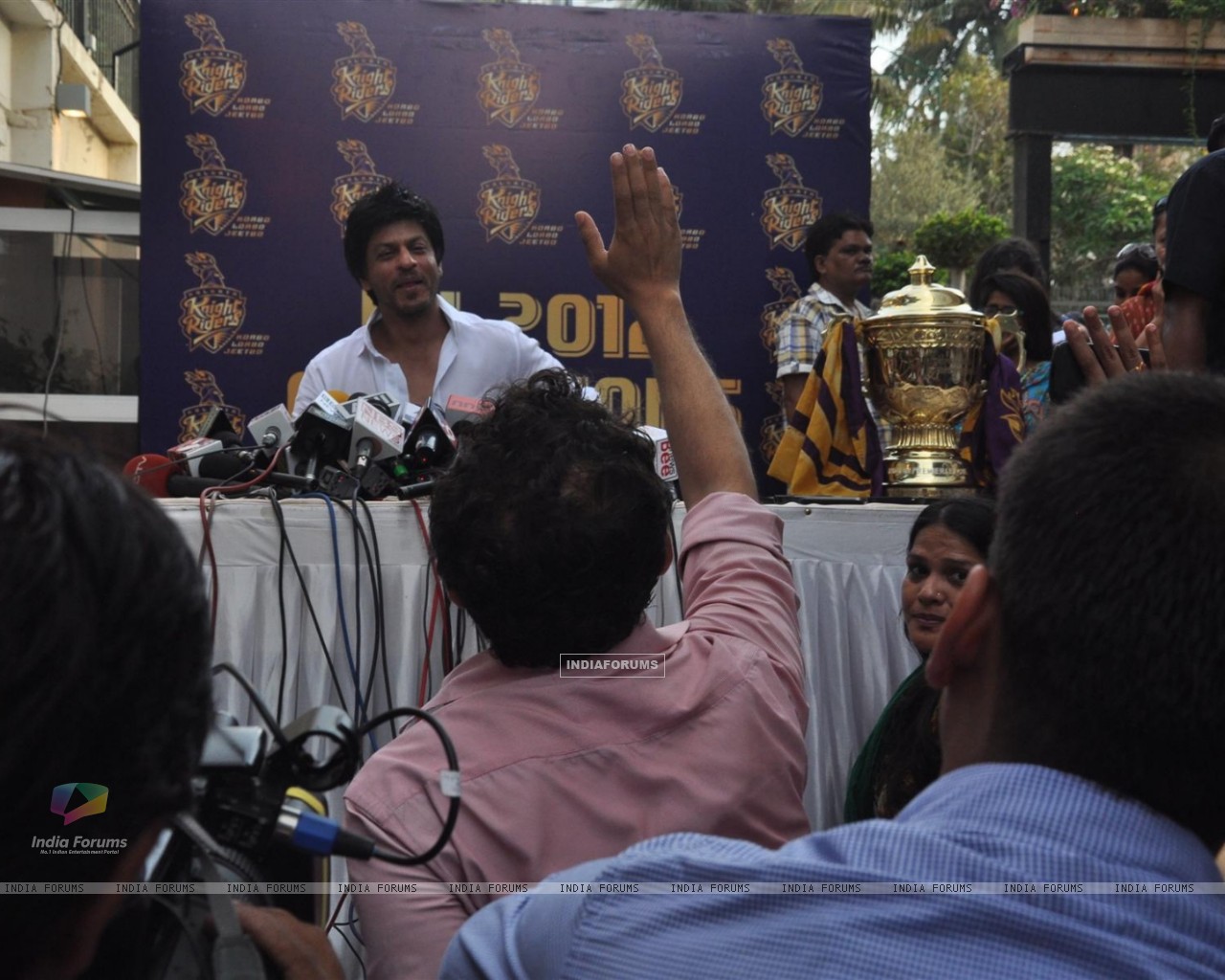 Shah Rukh Khan's Press Conference After Kkr's Victory - Crowd , HD Wallpaper & Backgrounds