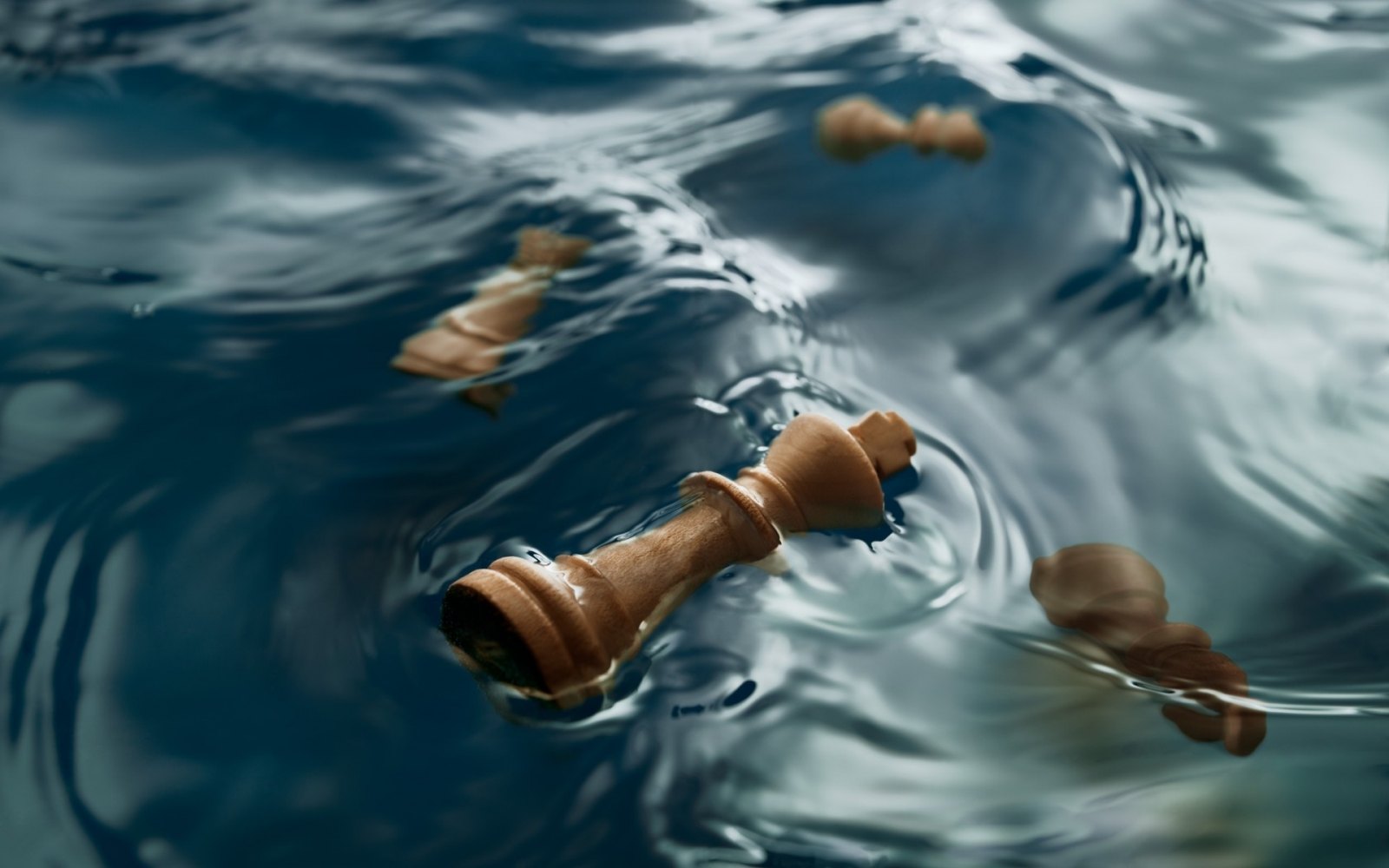 Peças De Xadrez Na Água - Chess Pieces In Water , HD Wallpaper & Backgrounds