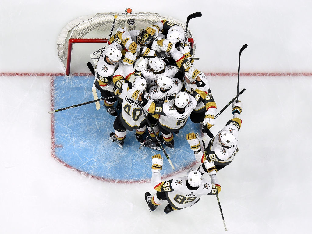 The Las Vegas Golden Knights Celebrating Their Playoff - Winnipeg Jets Vs Vegas Golden Knights , HD Wallpaper & Backgrounds