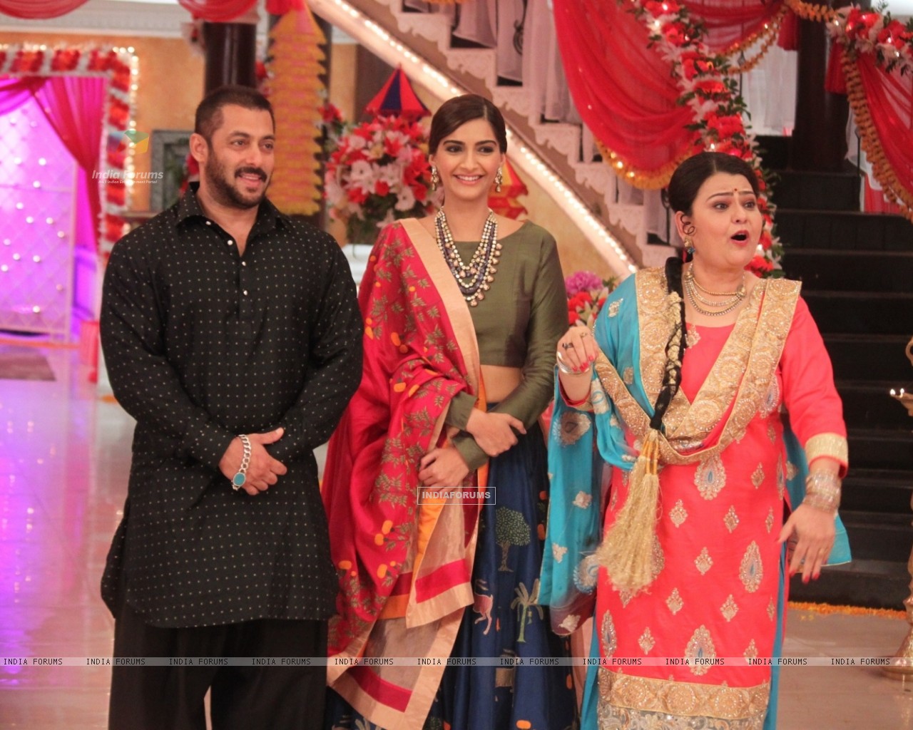 Salman And Sonam For Promotions Of 'prdp' On The Sets - Sonam Kapoor Mehndi Outfit , HD Wallpaper & Backgrounds