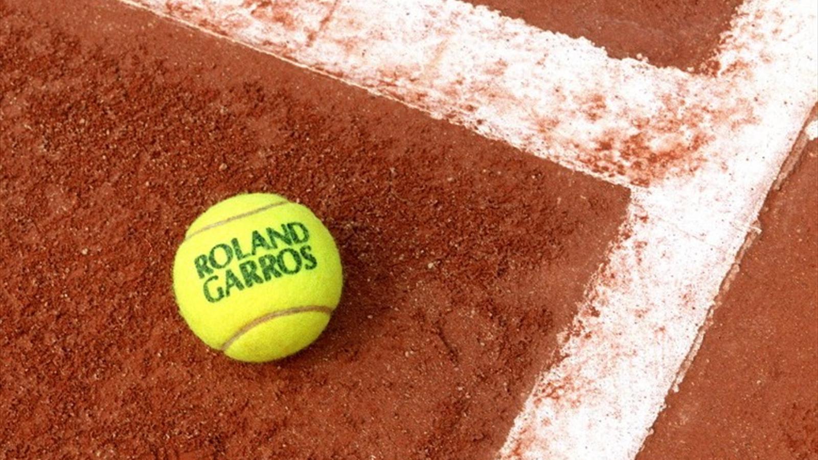 Roland Garros Wallpapers Weneedfun - Roland Garros Tennis Ball , HD Wallpaper & Backgrounds