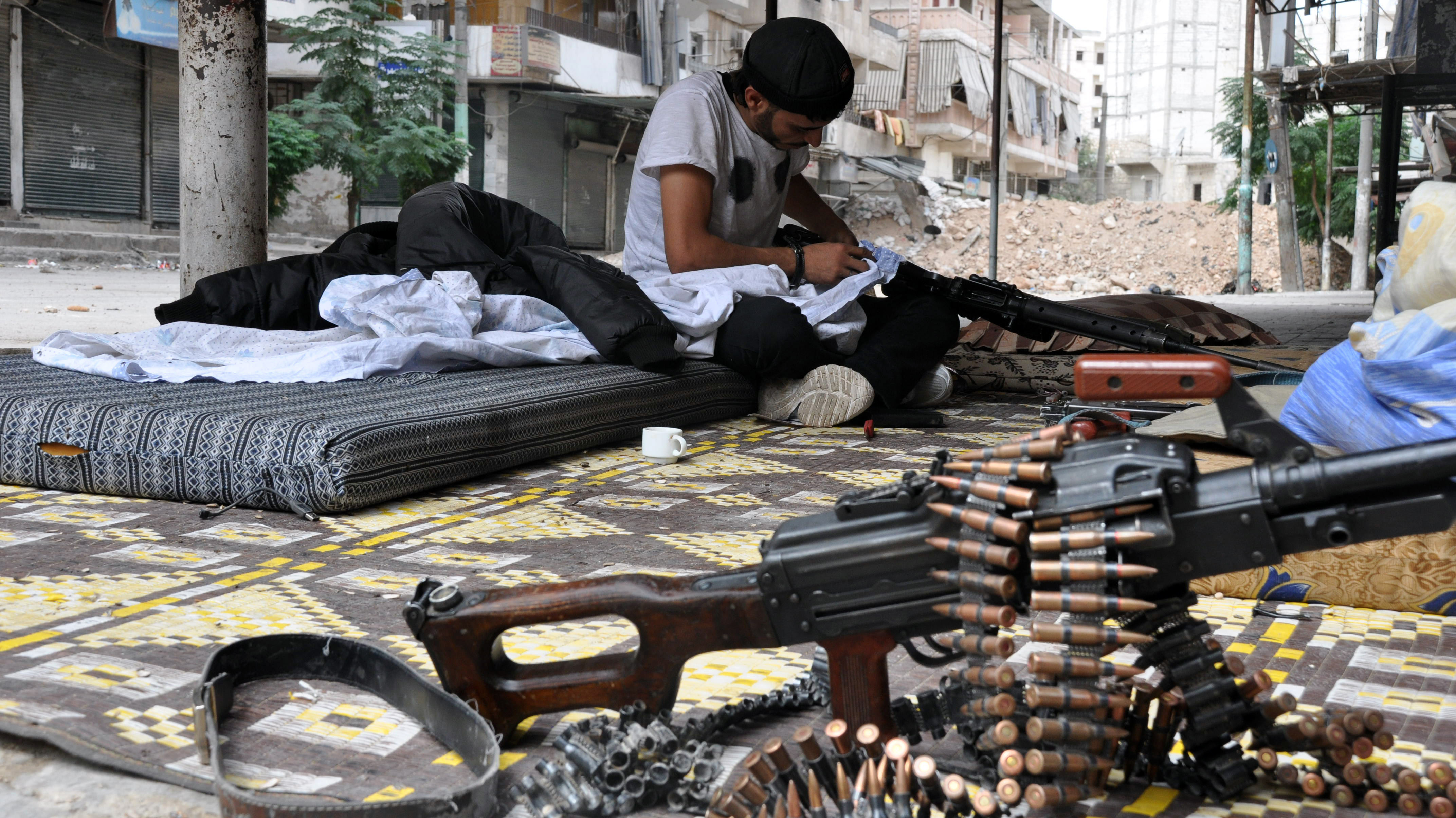 A Fighter Cleaning His Rifle - Syria Country News , HD Wallpaper & Backgrounds