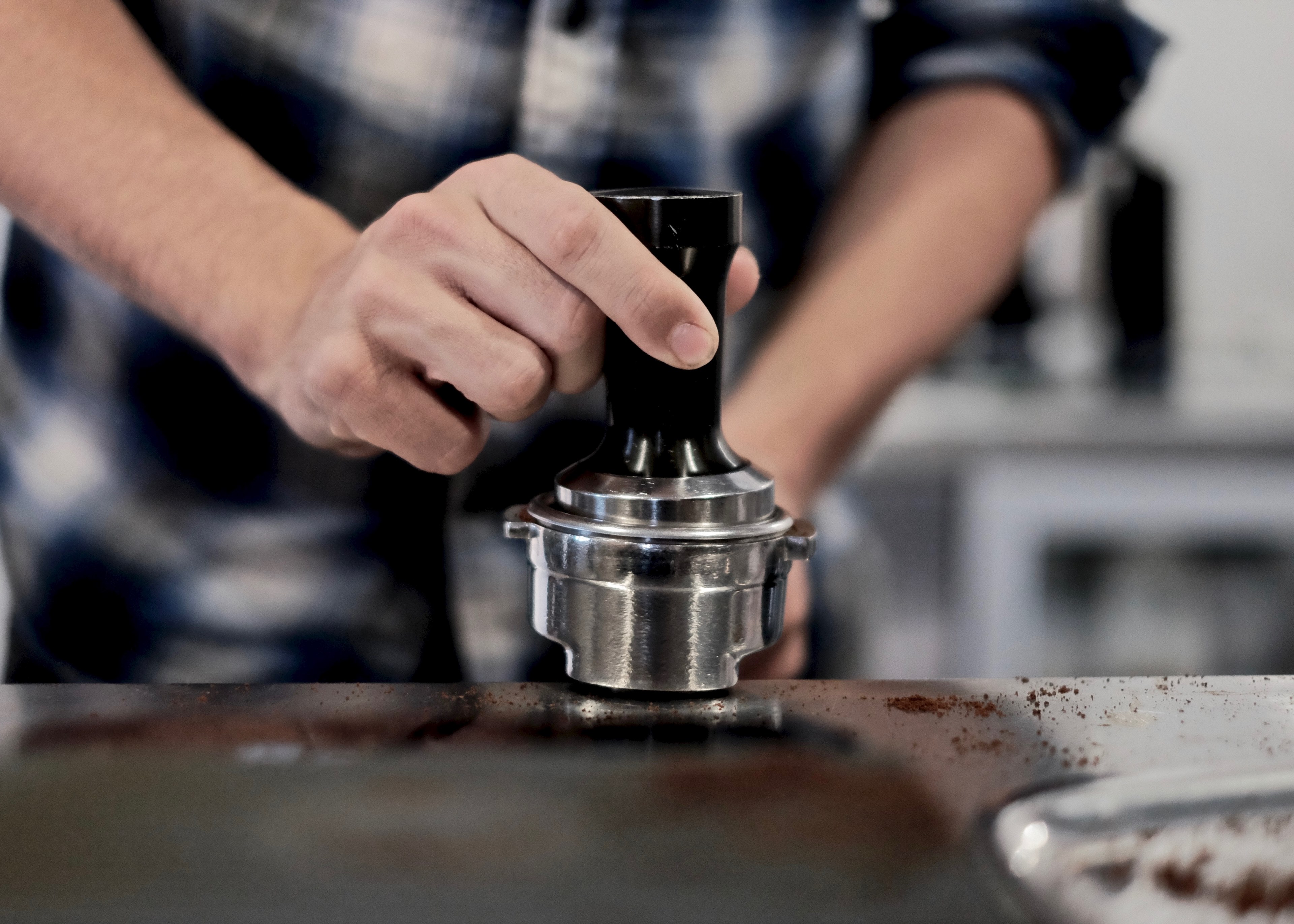#3840x2743 Barista Grinds Coffee Beans For An Espresso - Barista Tamping Coffee , HD Wallpaper & Backgrounds