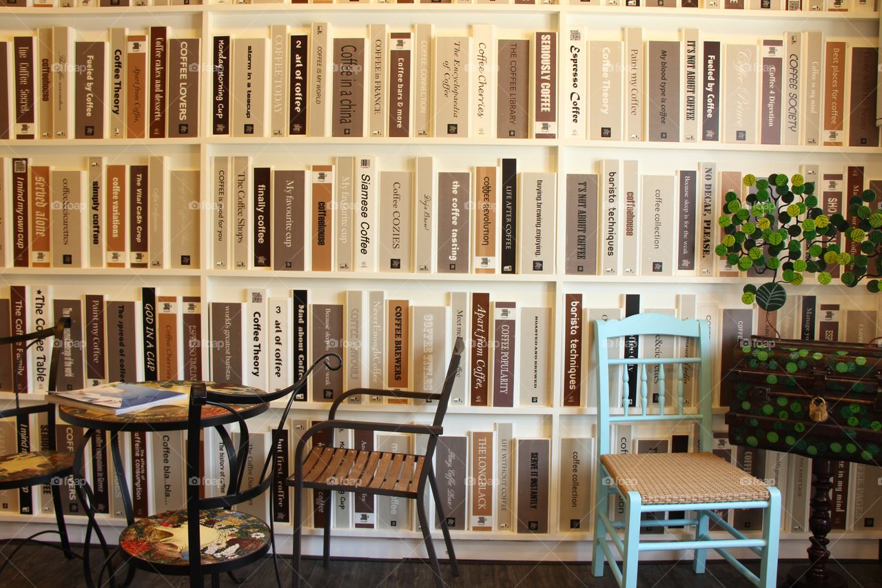 Bookshelf Wallpaper Decoration In The Coffee Shop - Coffee Shops And Bookshelf Design , HD Wallpaper & Backgrounds