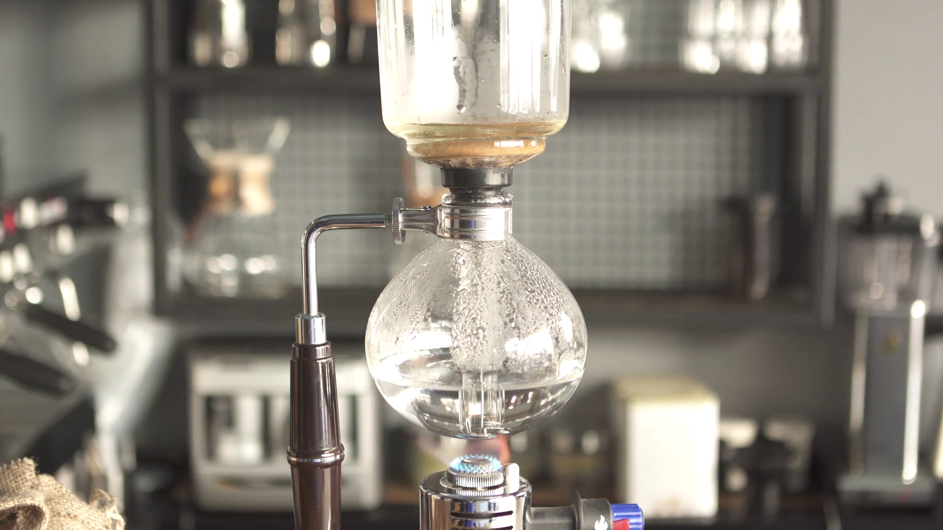 Barista Making Syphon Coffee, Syphon Coffee Is A New , HD Wallpaper & Backgrounds