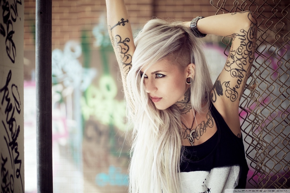 Mobile - Blonde Girl With Tattoo , HD Wallpaper & Backgrounds