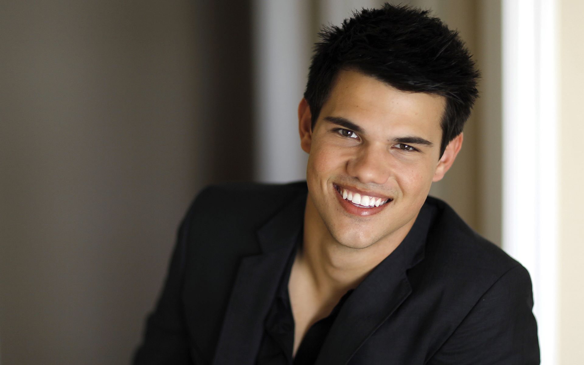 Actor Taylor Lautner Hd Wallpaper - Formal Wear , HD Wallpaper & Backgrounds
