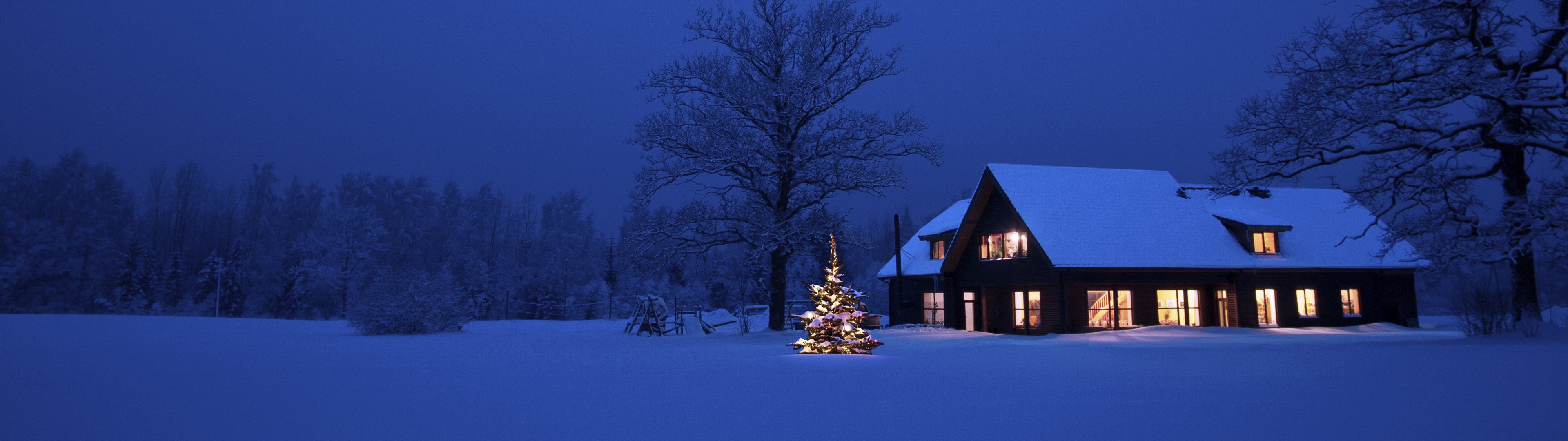 Christmas Tree And Cozy House With Snow Outside Wallpaper - 3840 X 1080 Wallpaper Vibrant , HD Wallpaper & Backgrounds