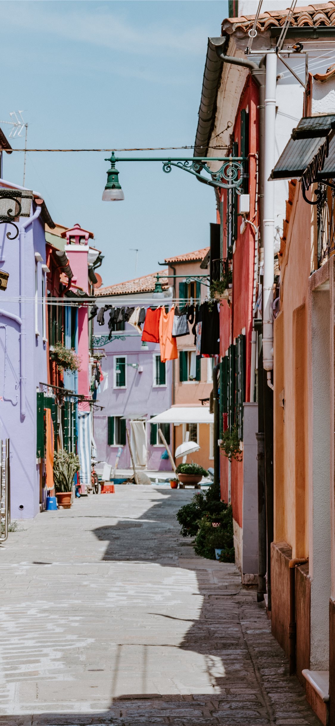 Laundry Drying In Alley Colourful Burano Iphone X Wallpaper - Alley , HD Wallpaper & Backgrounds