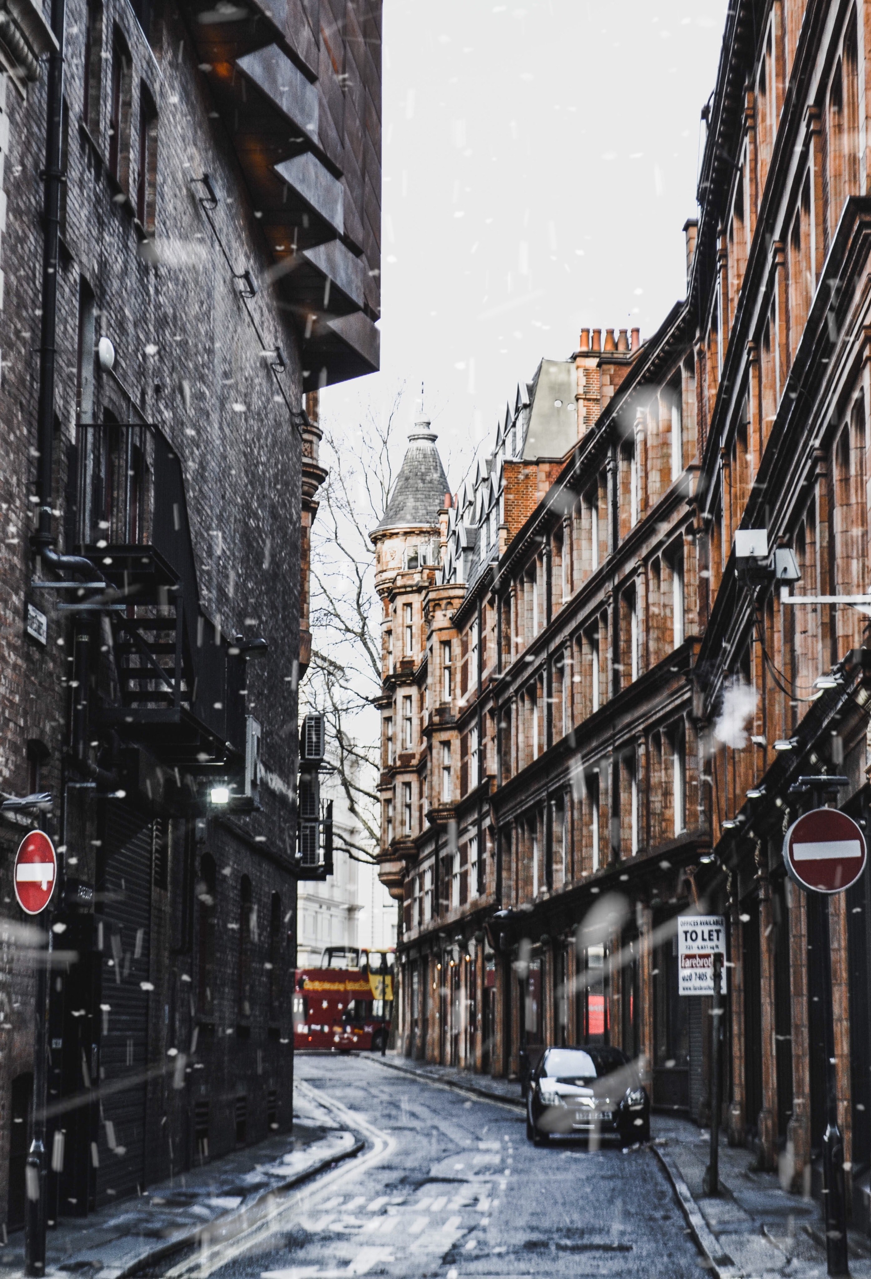 #2790x4096 Snowy Alley Wallpaper And Background #86542 - Alley , HD Wallpaper & Backgrounds