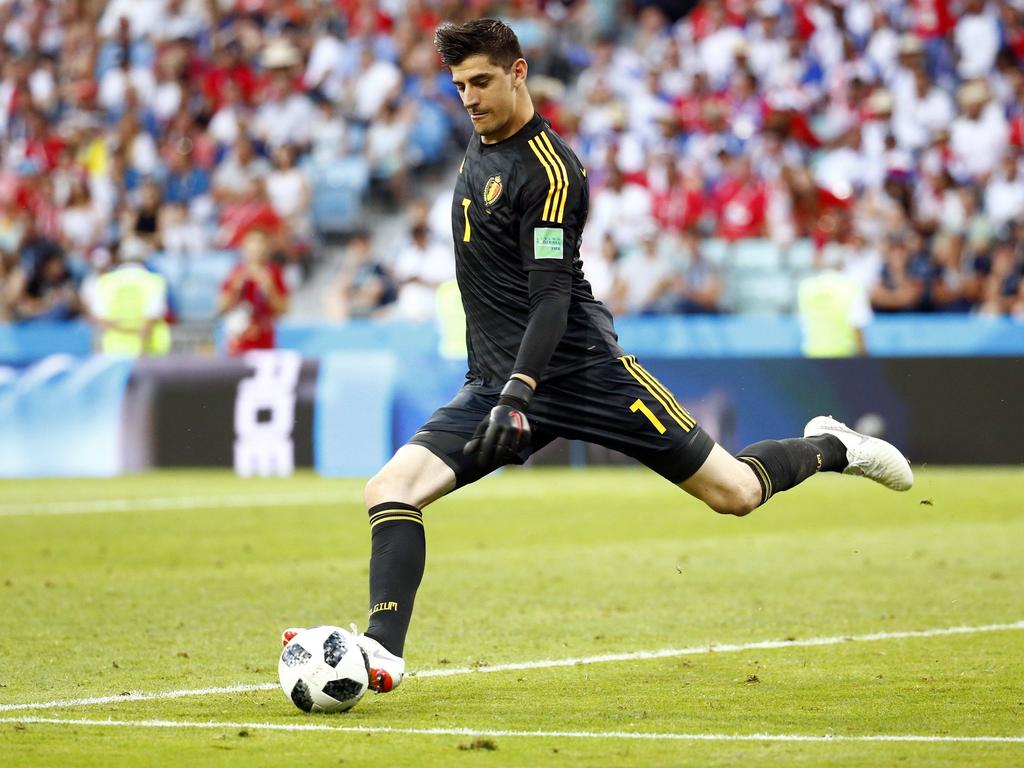 Chelsea's Courtois Wants Madrid Move For Family Reasons, - Kick Up A Soccer Ball , HD Wallpaper & Backgrounds