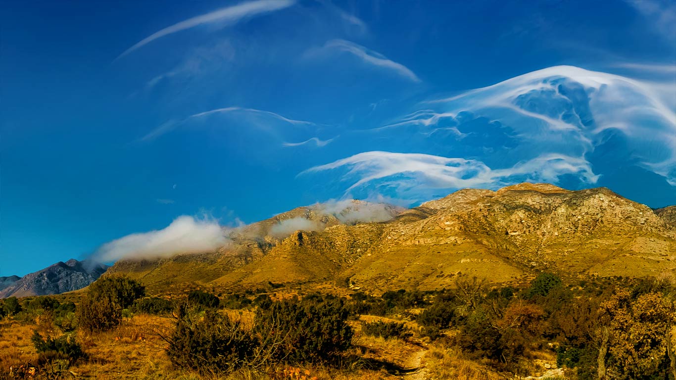 Cirrus Clouds Over Guadalupe Mountains National Park, - Guadalupe Mountains National Park Texas , HD Wallpaper & Backgrounds