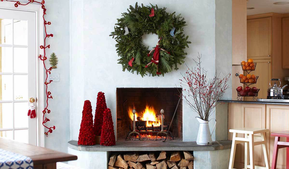 7 Elegant Christmas Wreaths To Get Your Home Holiday-ready - Christmas Decoration In Living Room , HD Wallpaper & Backgrounds