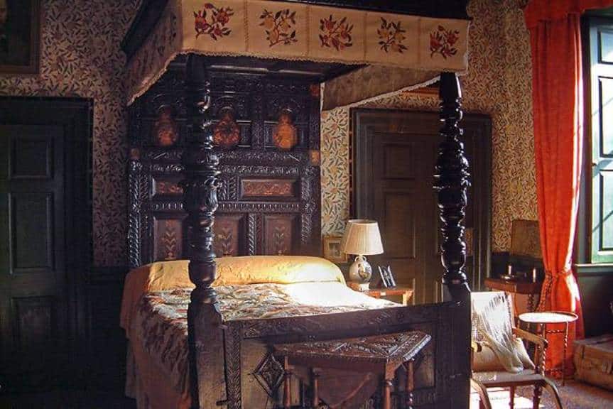 Old World Bedroom Design Ideas With Wallpaper , Timeless - William Morris House Interior , HD Wallpaper & Backgrounds