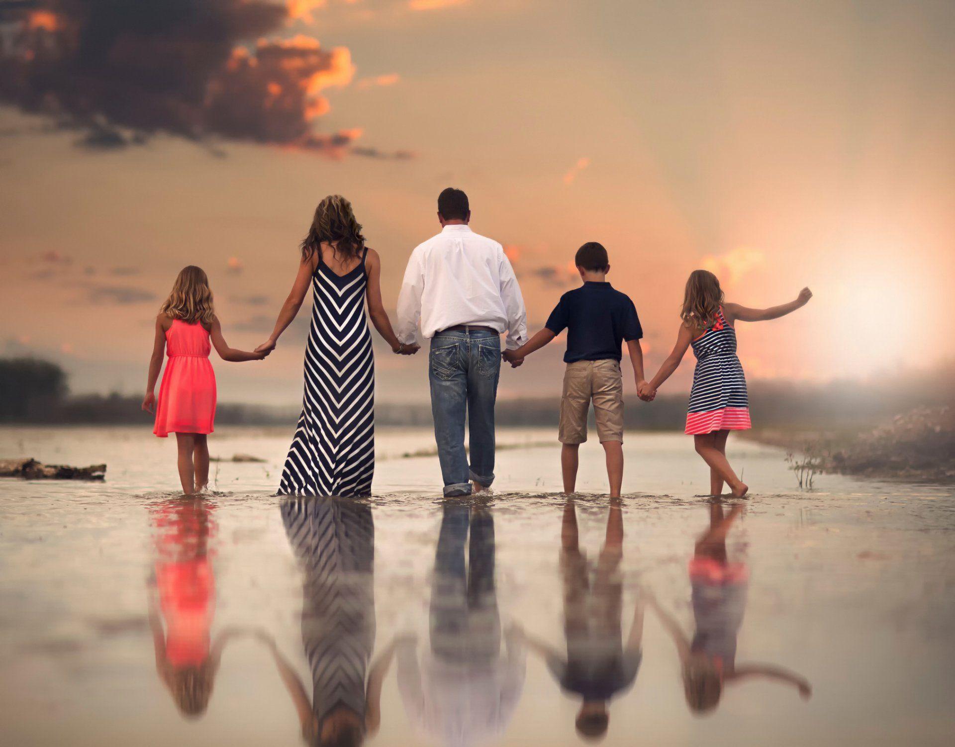 Family Family Parents Children Reflection Hd Wallpaper - Parents And Children , HD Wallpaper & Backgrounds