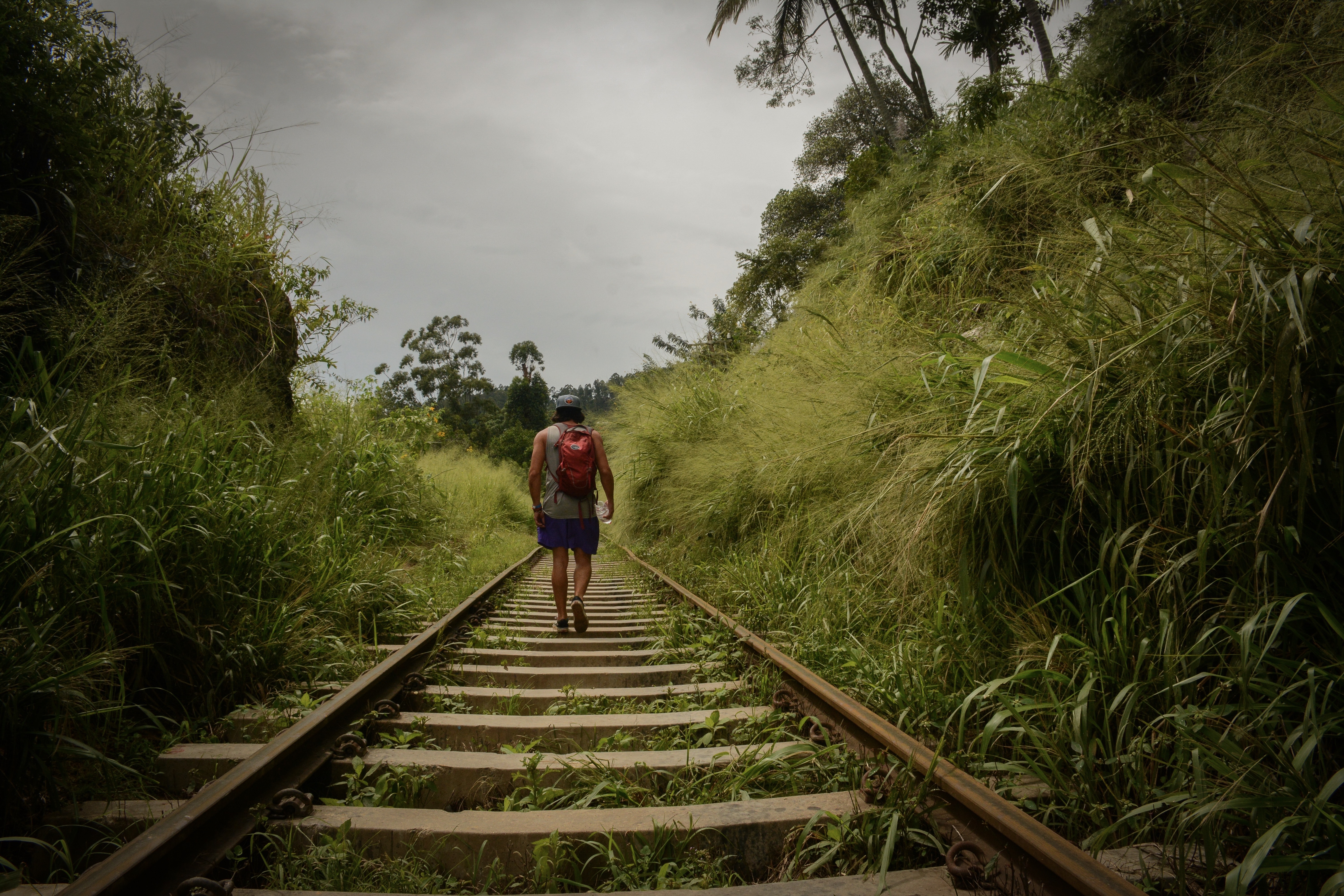 Similar Photos - Homem Caminhando Na Estrada Hd , HD Wallpaper & Backgrounds