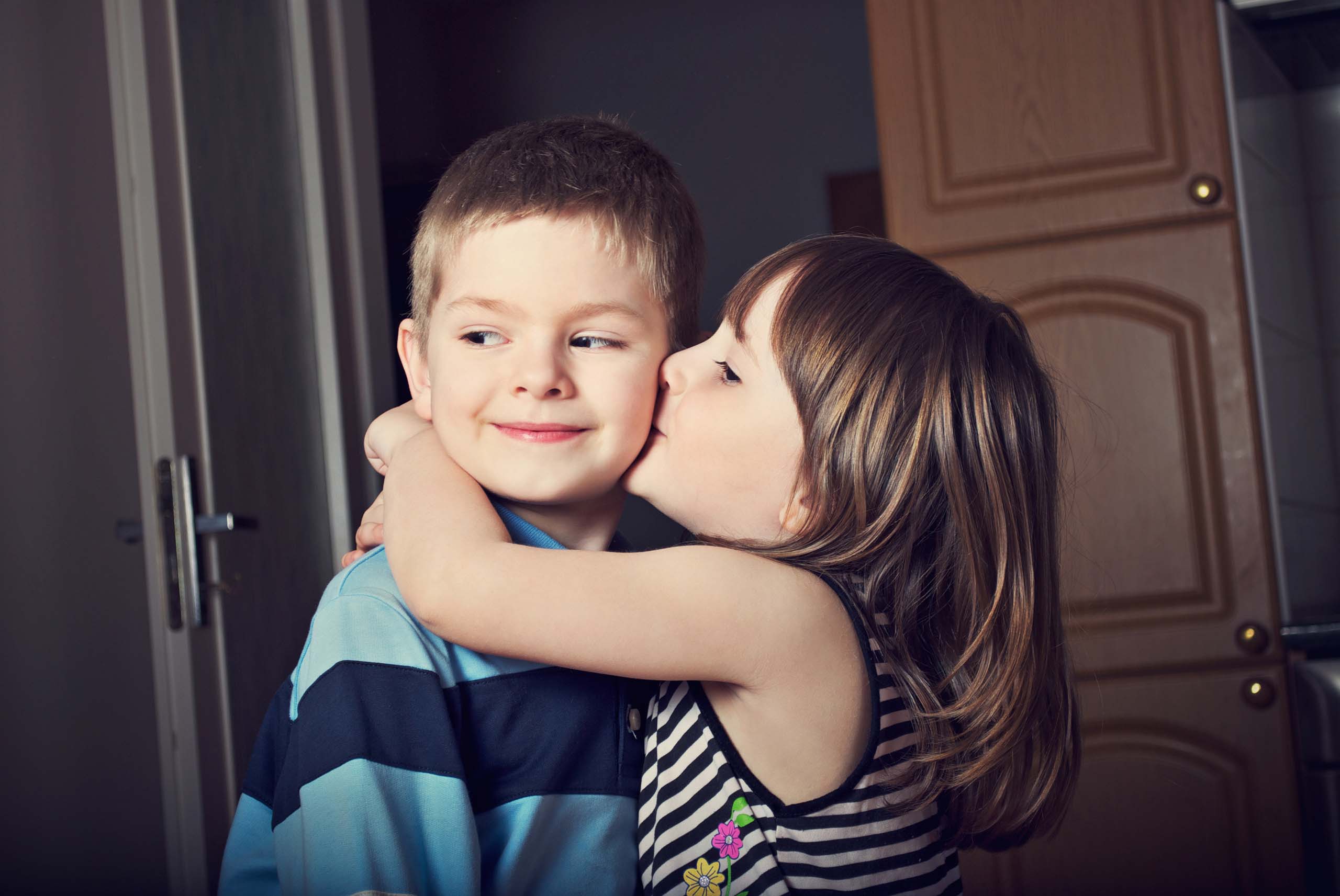 Boy Girl Kiss Wallpapers Group - Cute Baby Kissing Couple , HD Wallpaper & Backgrounds