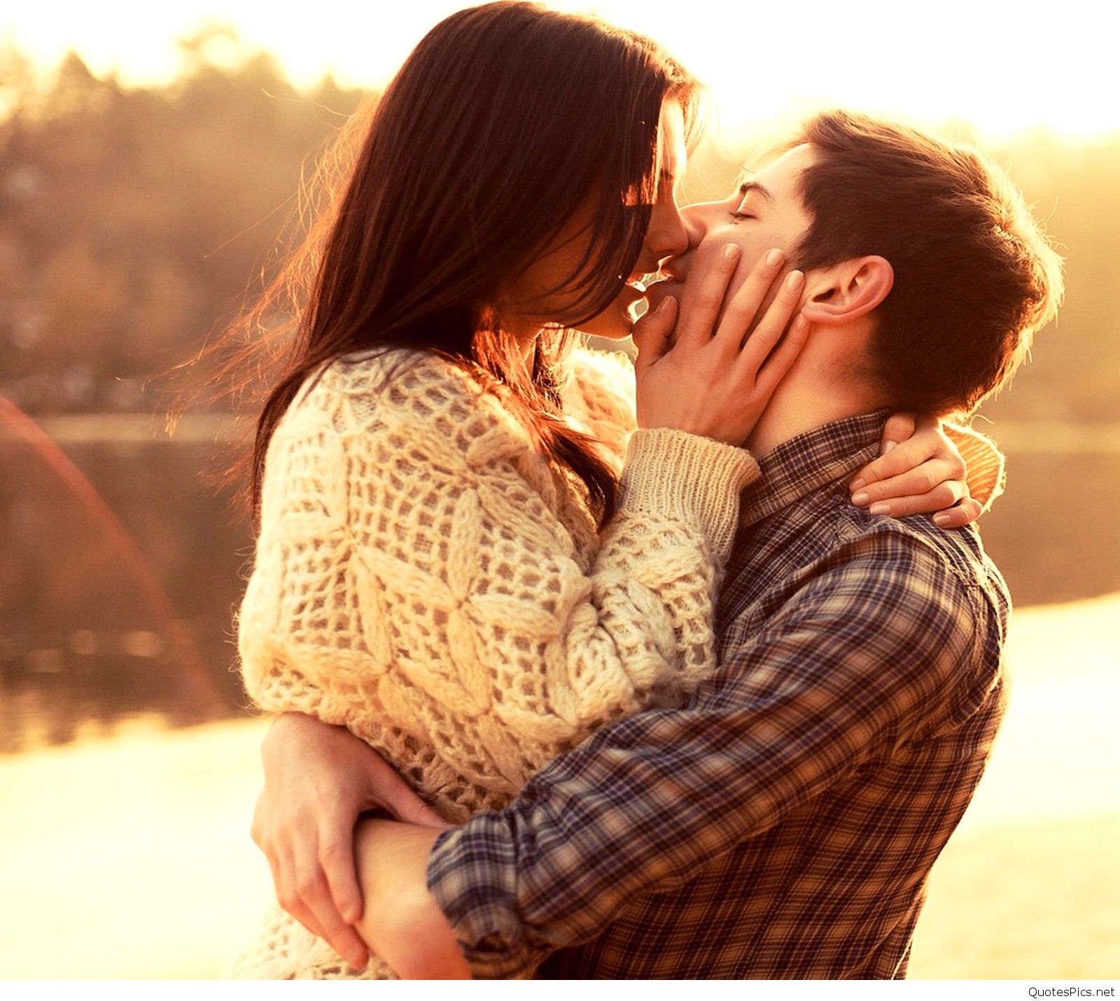 Amazing Love Couple Wallpapers For Facebook Pictures - Cute Couple Lip Kiss , HD Wallpaper & Backgrounds