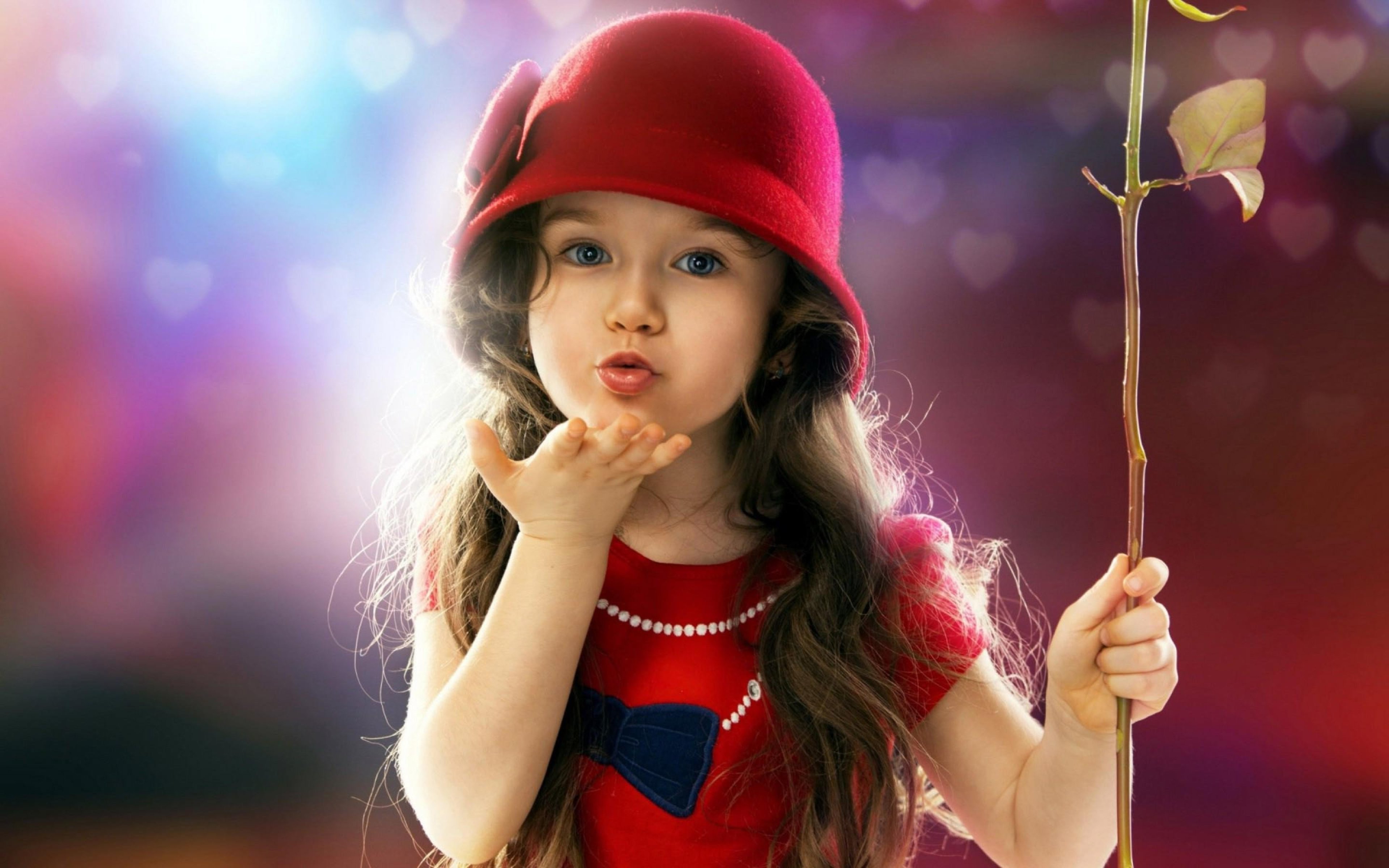 Little Girl Blowing A Kiss - Child Girl , HD Wallpaper & Backgrounds
