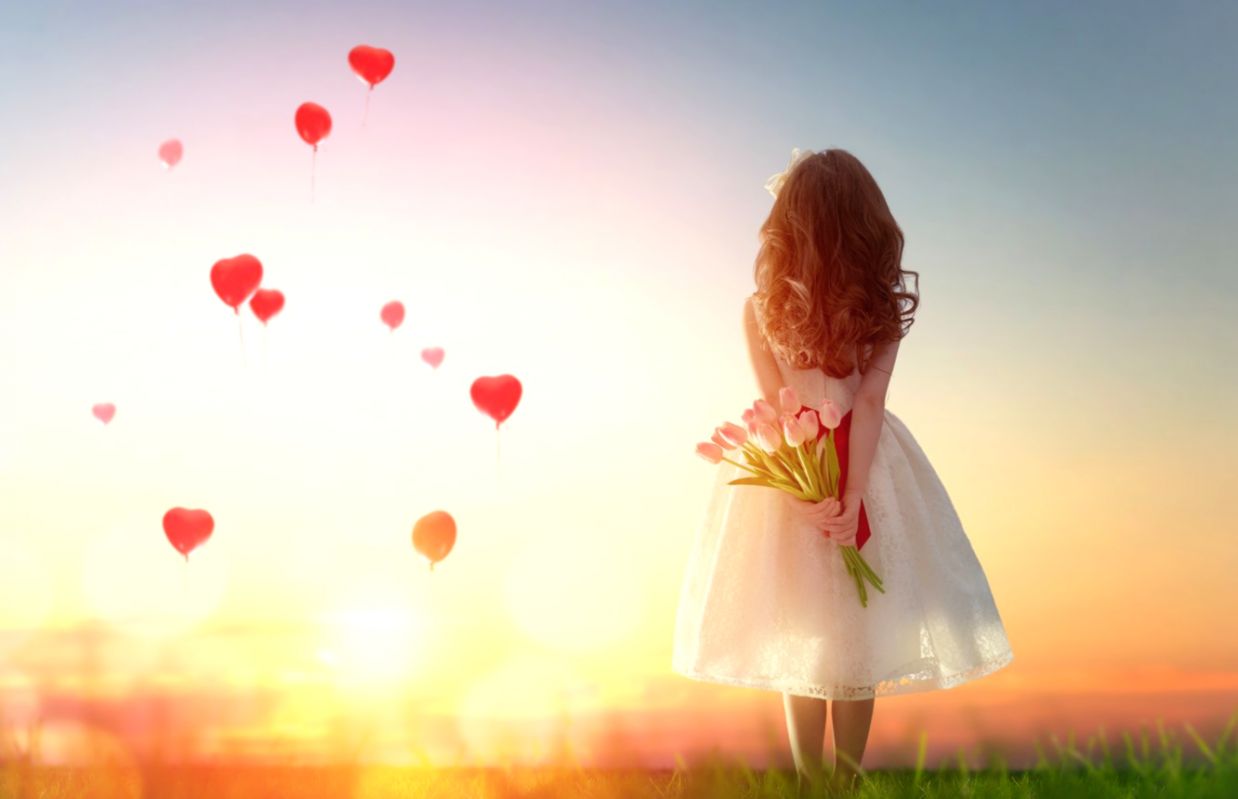 Wallpaper Love Sunset Heart Girl Love Heart Romantic - Small Girl With Balloons , HD Wallpaper & Backgrounds
