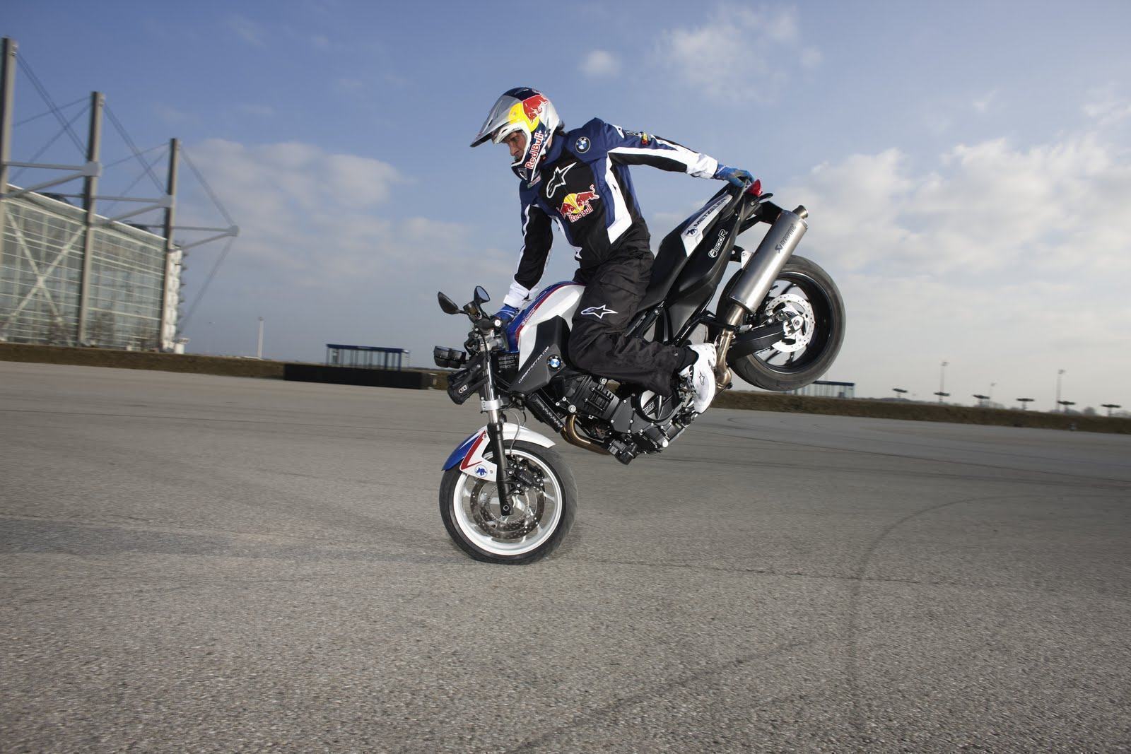 Stunt Bike Wallpaper - Bike Stunt Photo Hd , HD Wallpaper & Backgrounds