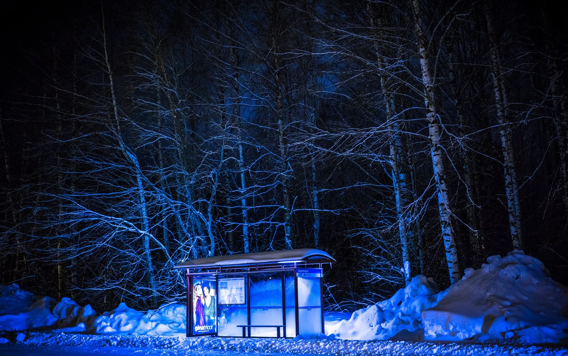 Dark Late Night Winter Wallpaper Of Bus Stand - Snow Bus Stop , HD Wallpaper & Backgrounds