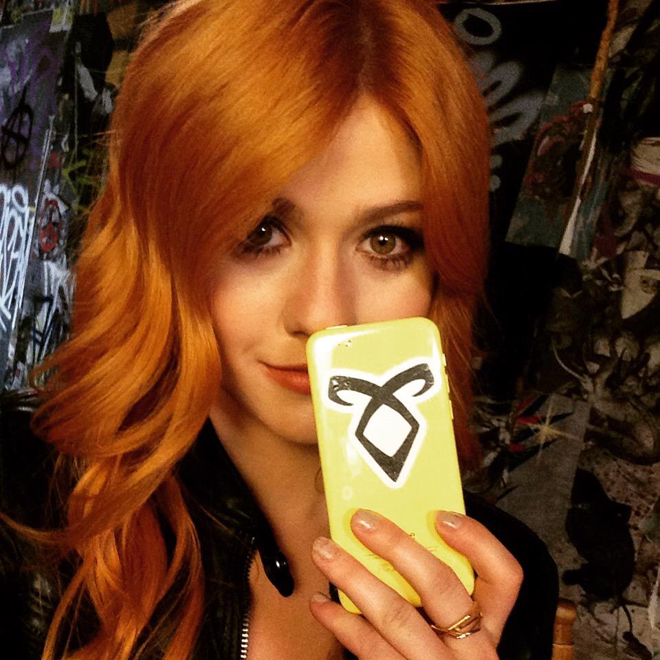Clary Fray Images 'shadowhunters' On Set Hd Wallpaper - Clary Fray Runes Shadowhunters , HD Wallpaper & Backgrounds
