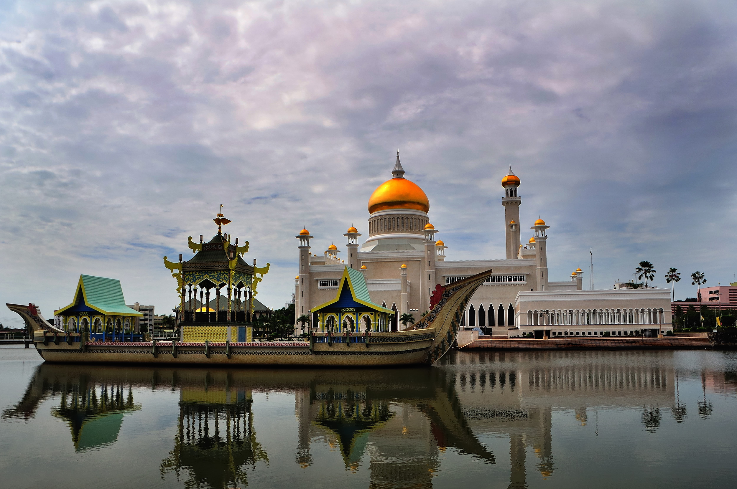 Brunei Gondola Wallpaper - Sultan Omar Ali Saifuddin Mosque , HD Wallpaper & Backgrounds